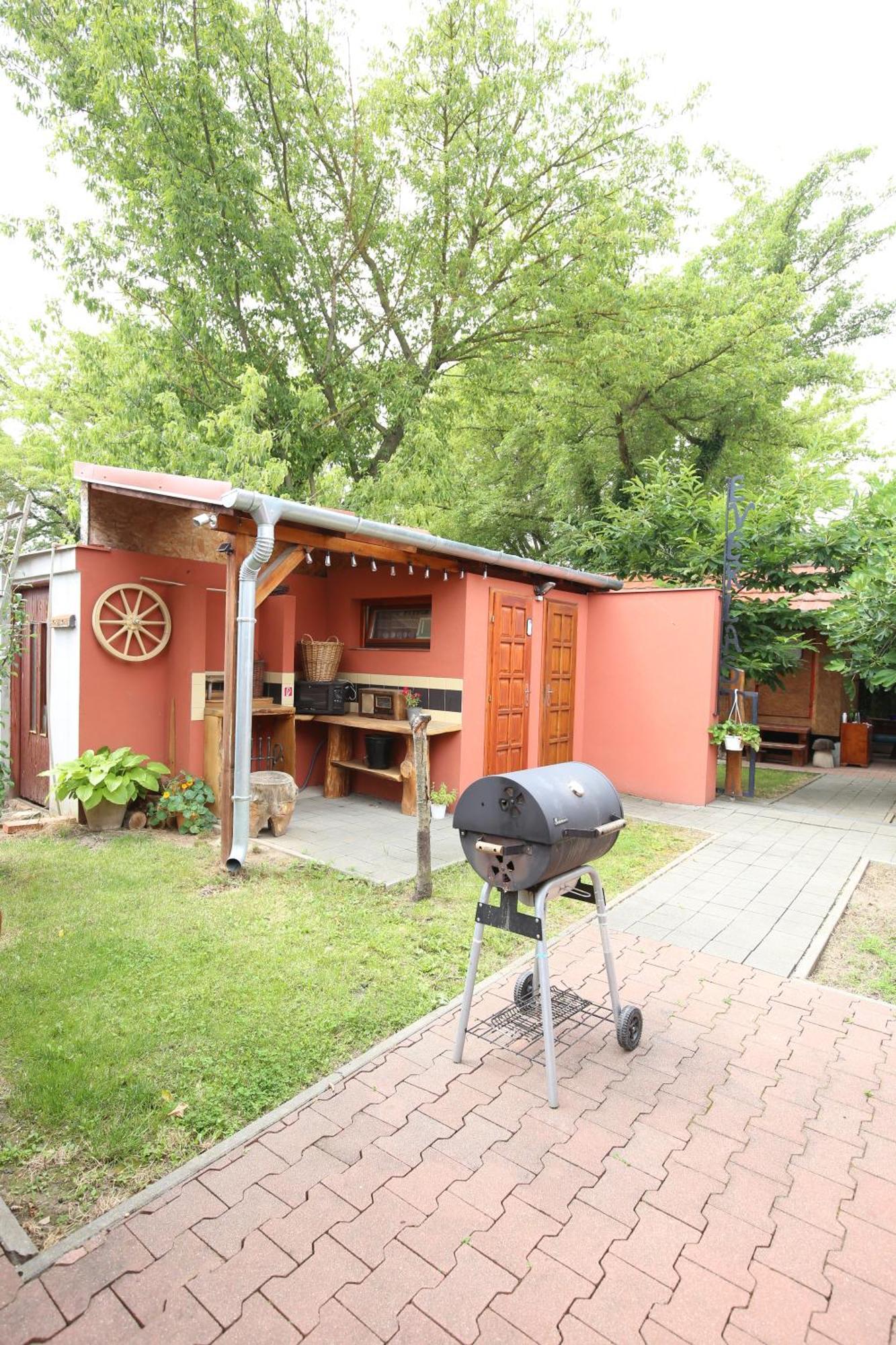 Karavan Štúrovo Exteriör bild